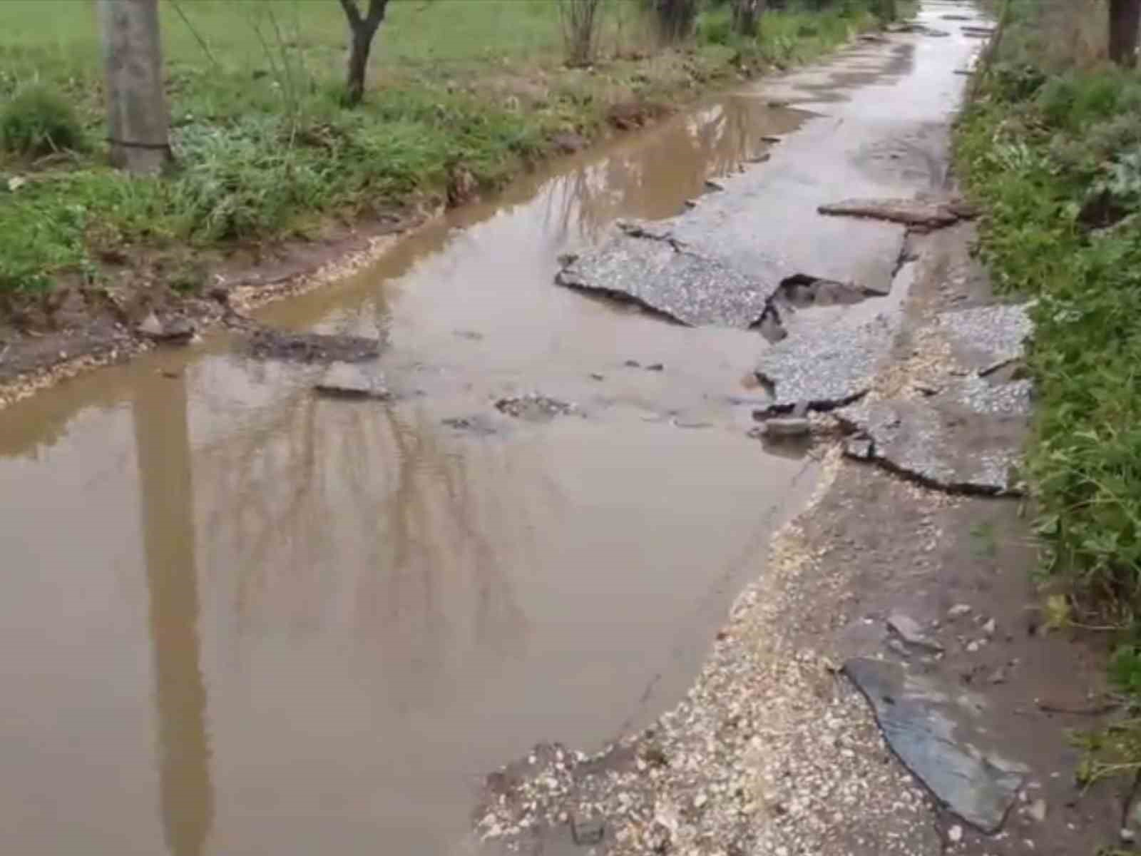 Küçük Menderes Nehri taştı, Bayındır’da ova köylerinde ekinler ve yollar zarar gördü
Küçük Menderes Nehri taştı, Bayındır’da ova köylerinde ekinler ve yollar zarar gördü