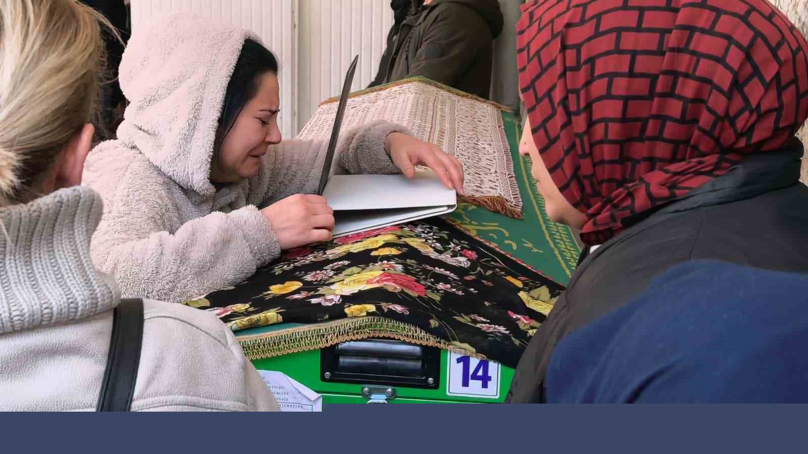 Küçük Öykü, gözyaşları arasında toprağa verildi
