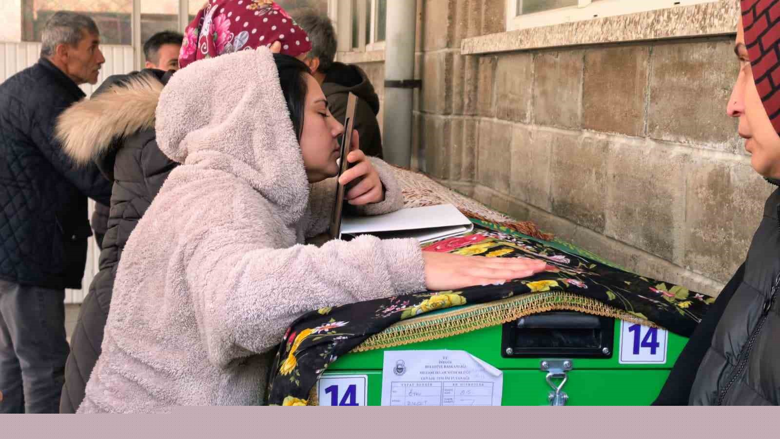 Küçük Öykü, gözyaşları arasında toprağa verildi
