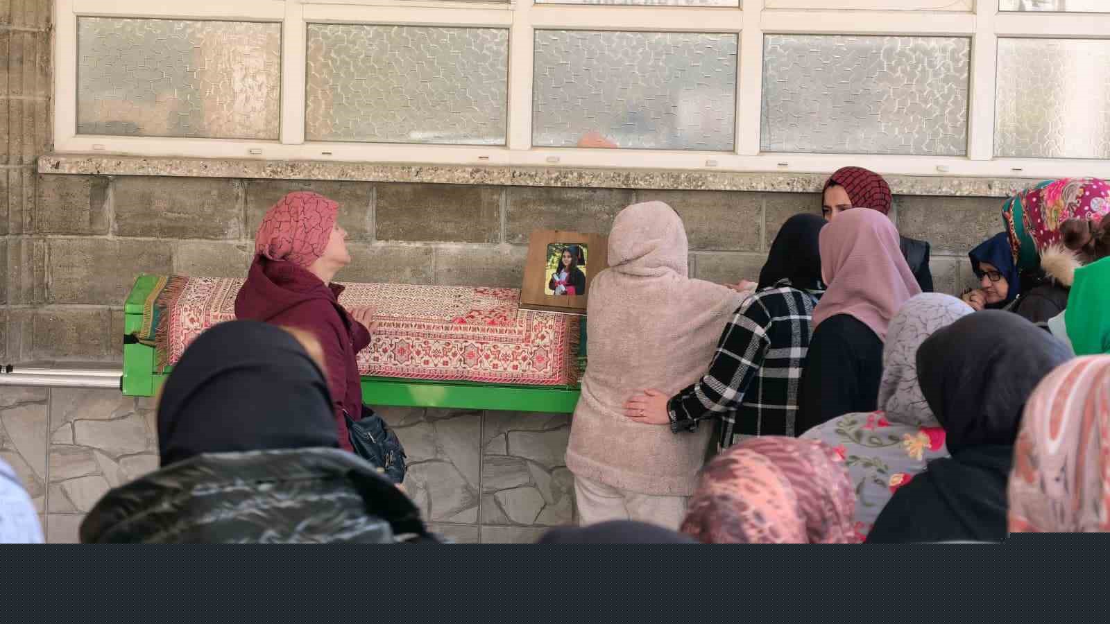 Küçük Öykü, gözyaşları arasında toprağa verildi
