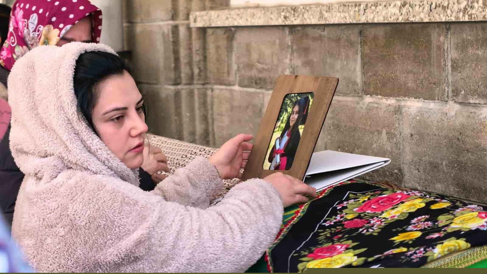 Küçük Öykü, gözyaşları arasında toprağa verildi
