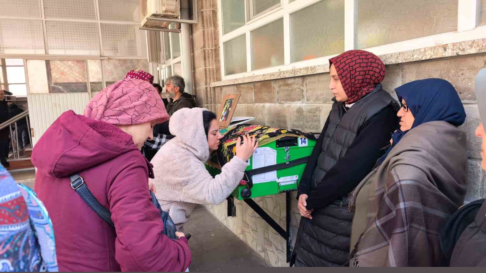 Küçük Öykü, gözyaşları arasında toprağa verildi
