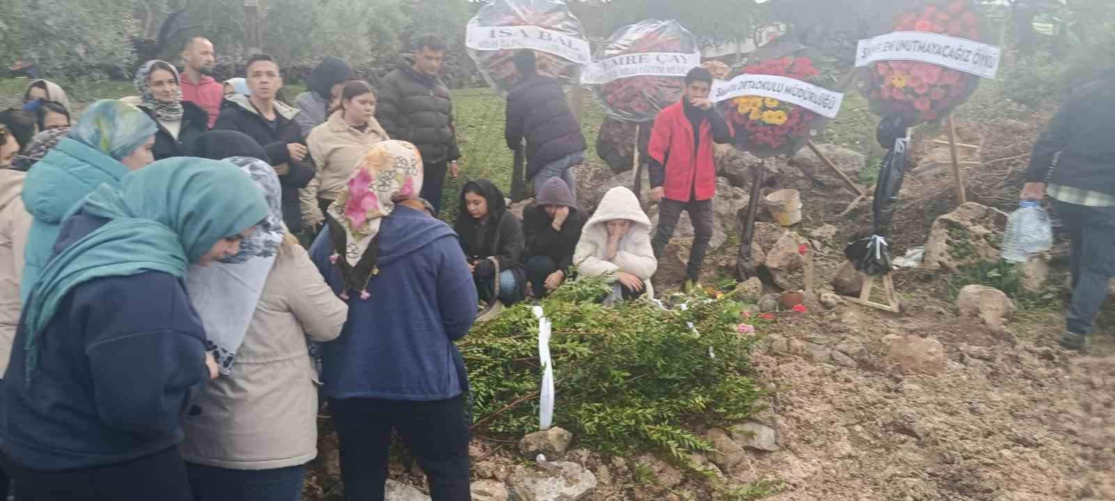 Küçük Öykü, gözyaşları içinde son yolculuğuna uğurlandı
