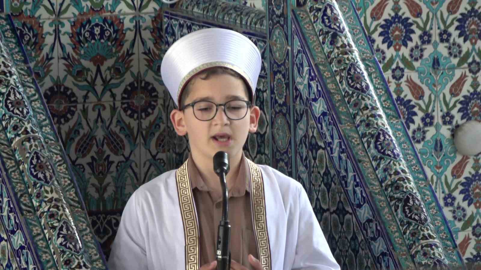 Küçük yaşta büyük an: 9 yaşında 3 bin kişiye ilk hutbesini okudu
