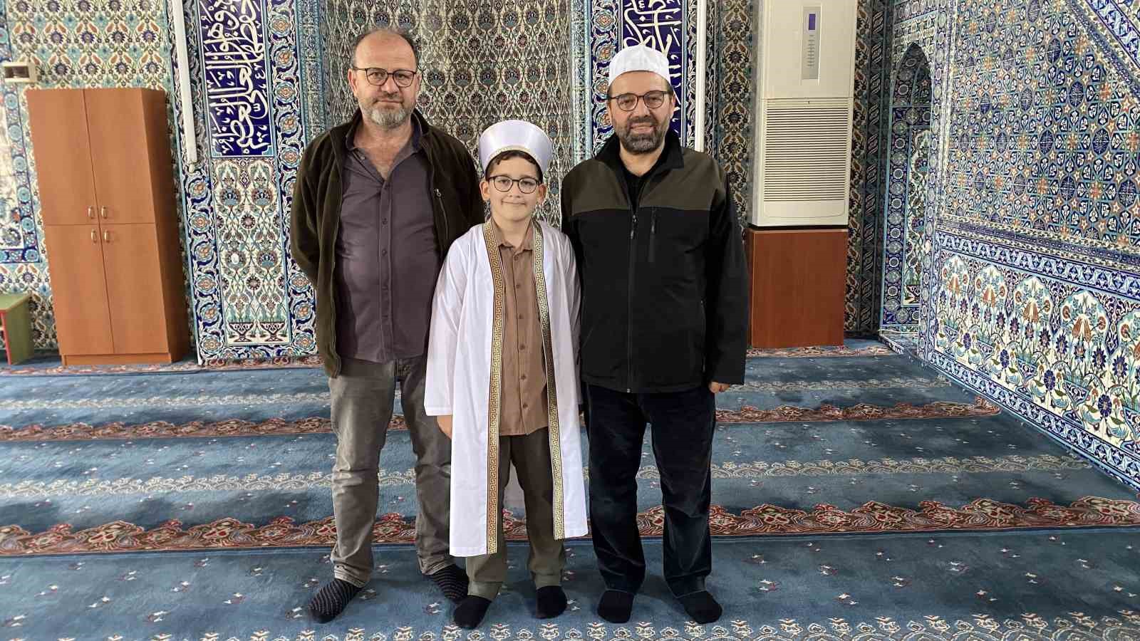 Küçük yaşta büyük an: 9 yaşında 3 bin kişiye ilk hutbesini okudu
