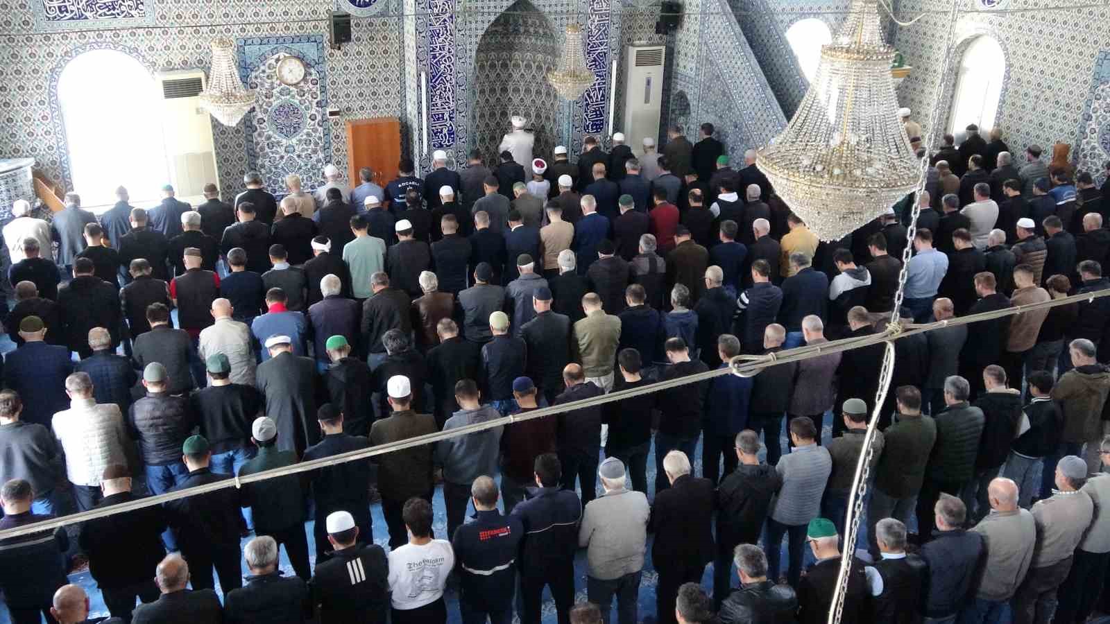 Küçük yaşta büyük an: 9 yaşında 3 bin kişiye ilk hutbesini okudu
