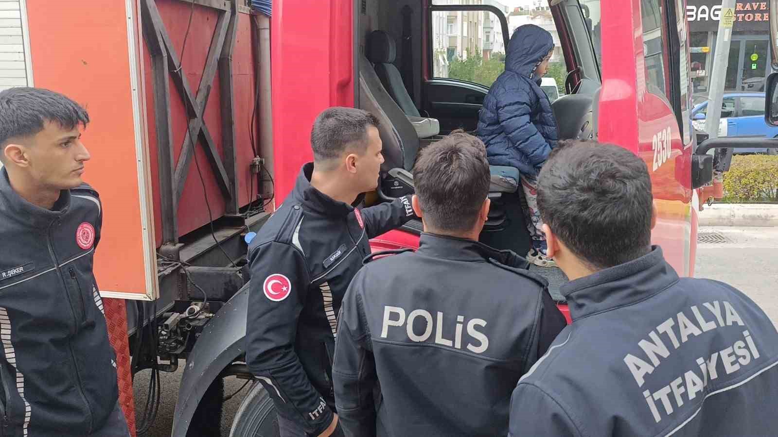 Küçük yaştaki çocuğu evde tek başına bıraktı, komşuların ihbarı ekipleri alarma geçirdi
