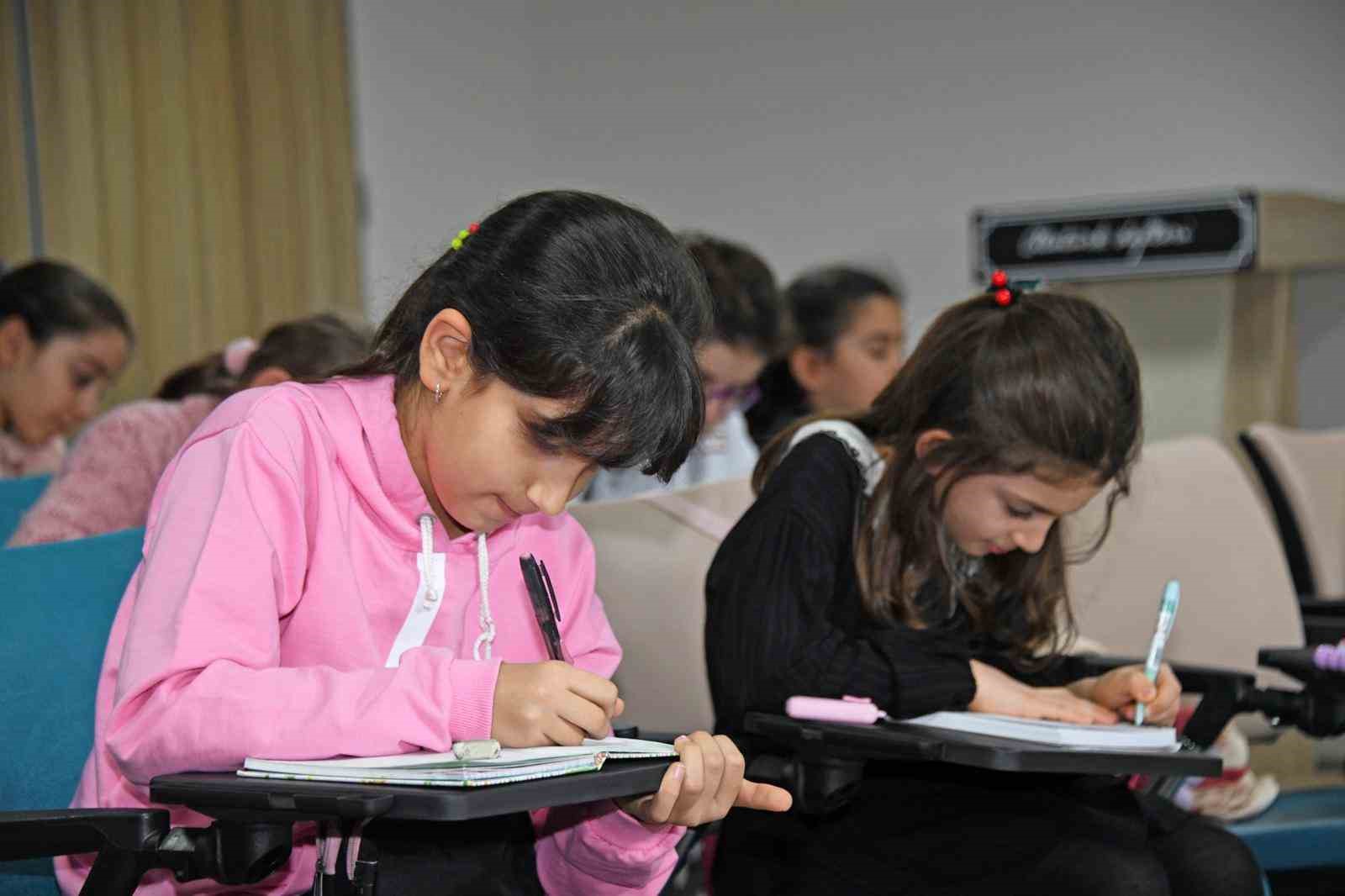 Küçük yazarlar kalemlerini ustalığa taşıyor
