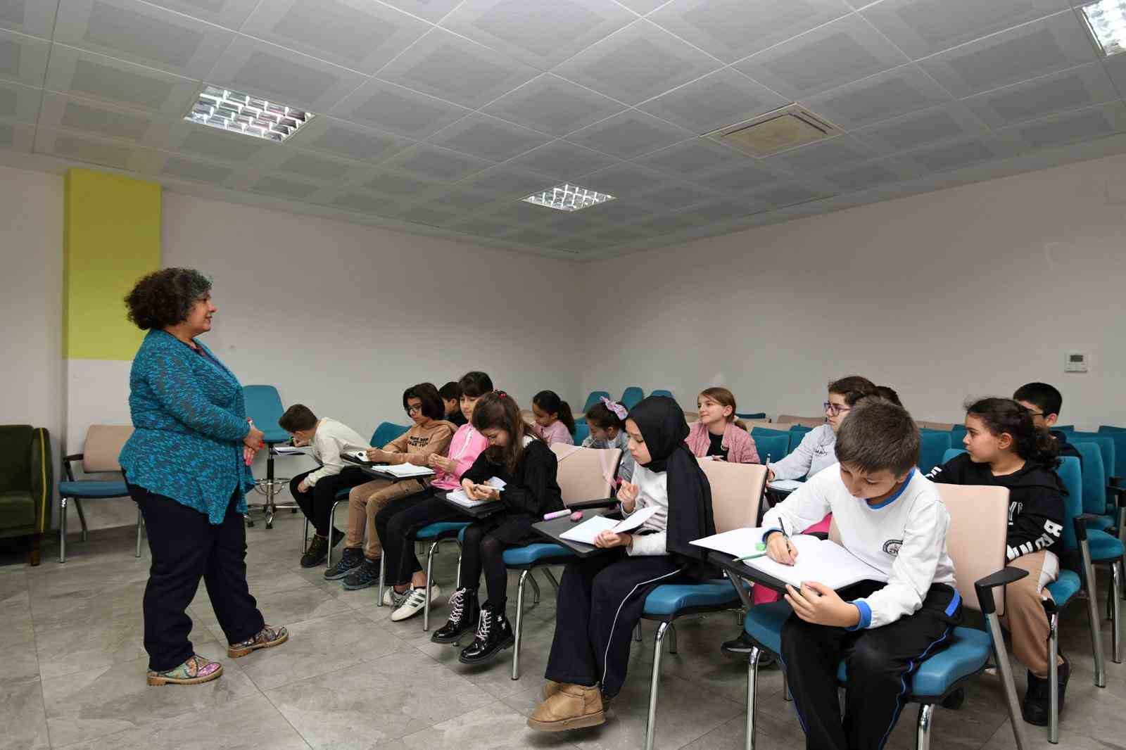 Küçük yazarlar kalemlerini ustalığa taşıyor
