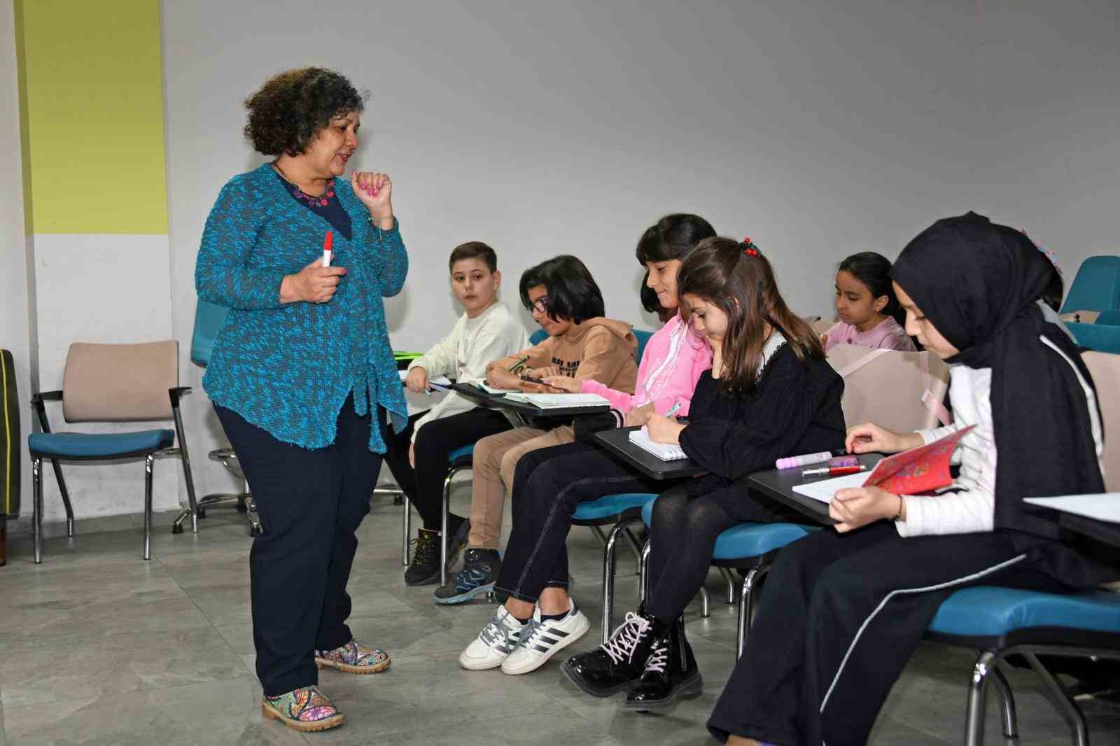 Küçük yazarlar kalemlerini ustalığa taşıyor
