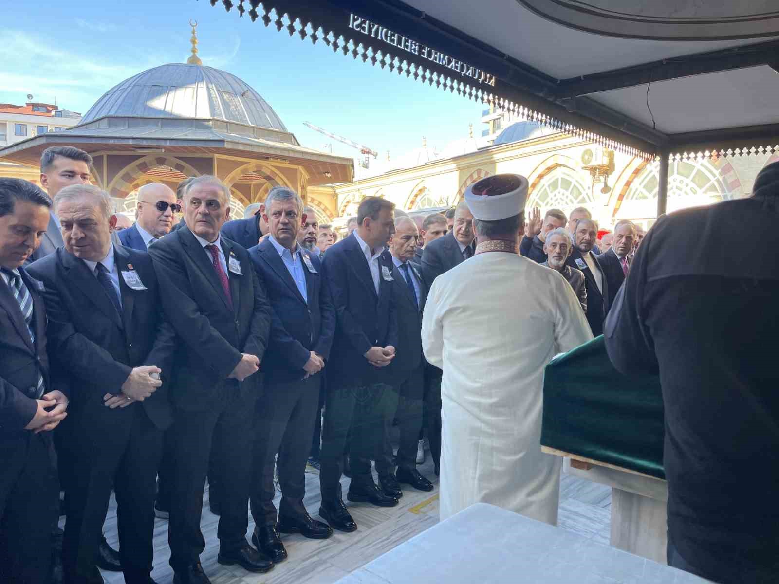 Küçükçekmece Belediye Başkanı Çebi’nin kardeşi Ömer Çebi son yolculuğuna uğurlandı
