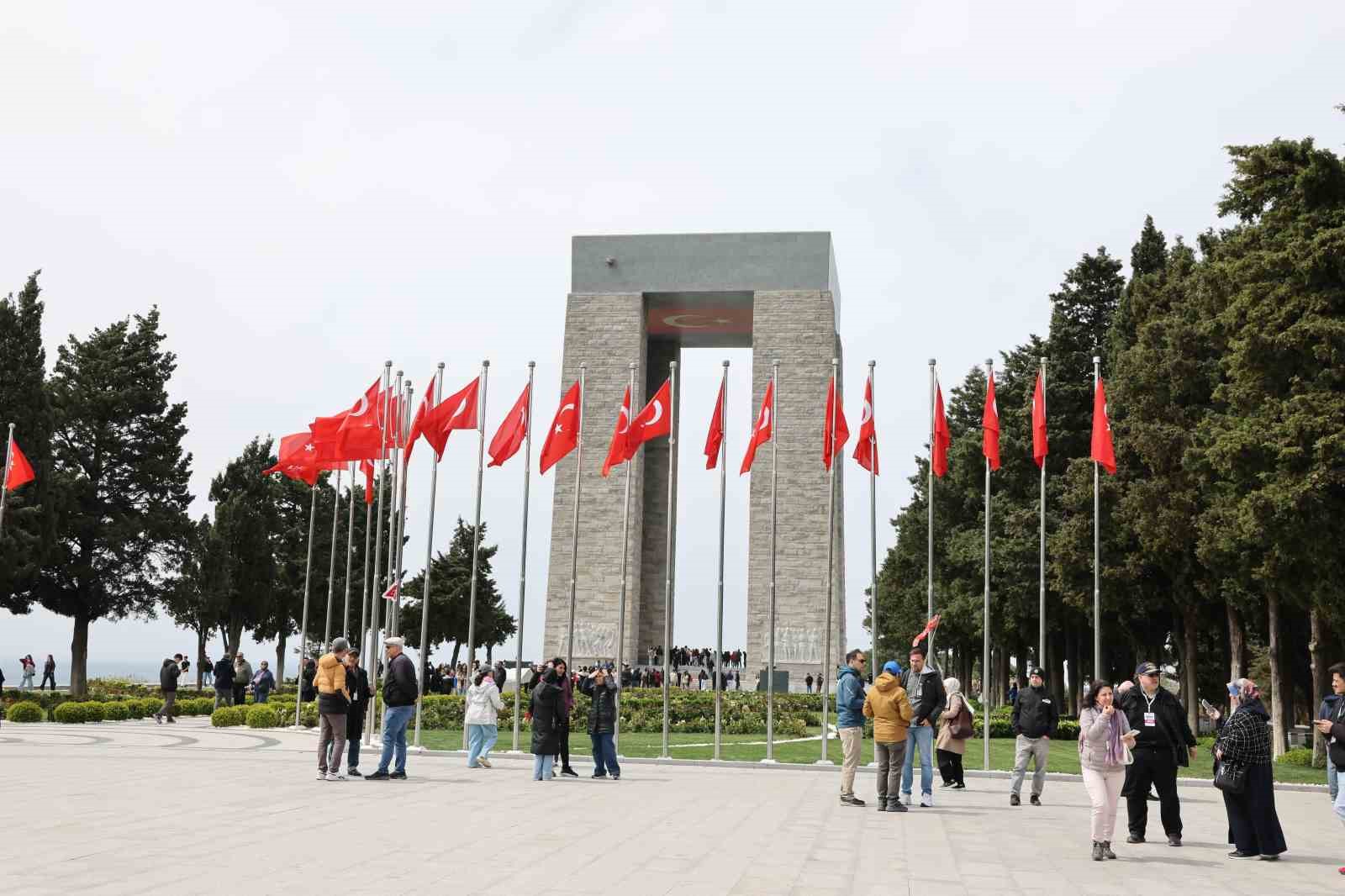 Küçükçekmece Belediyesi emekli çiftleri Çanakkale’ye götürdü
