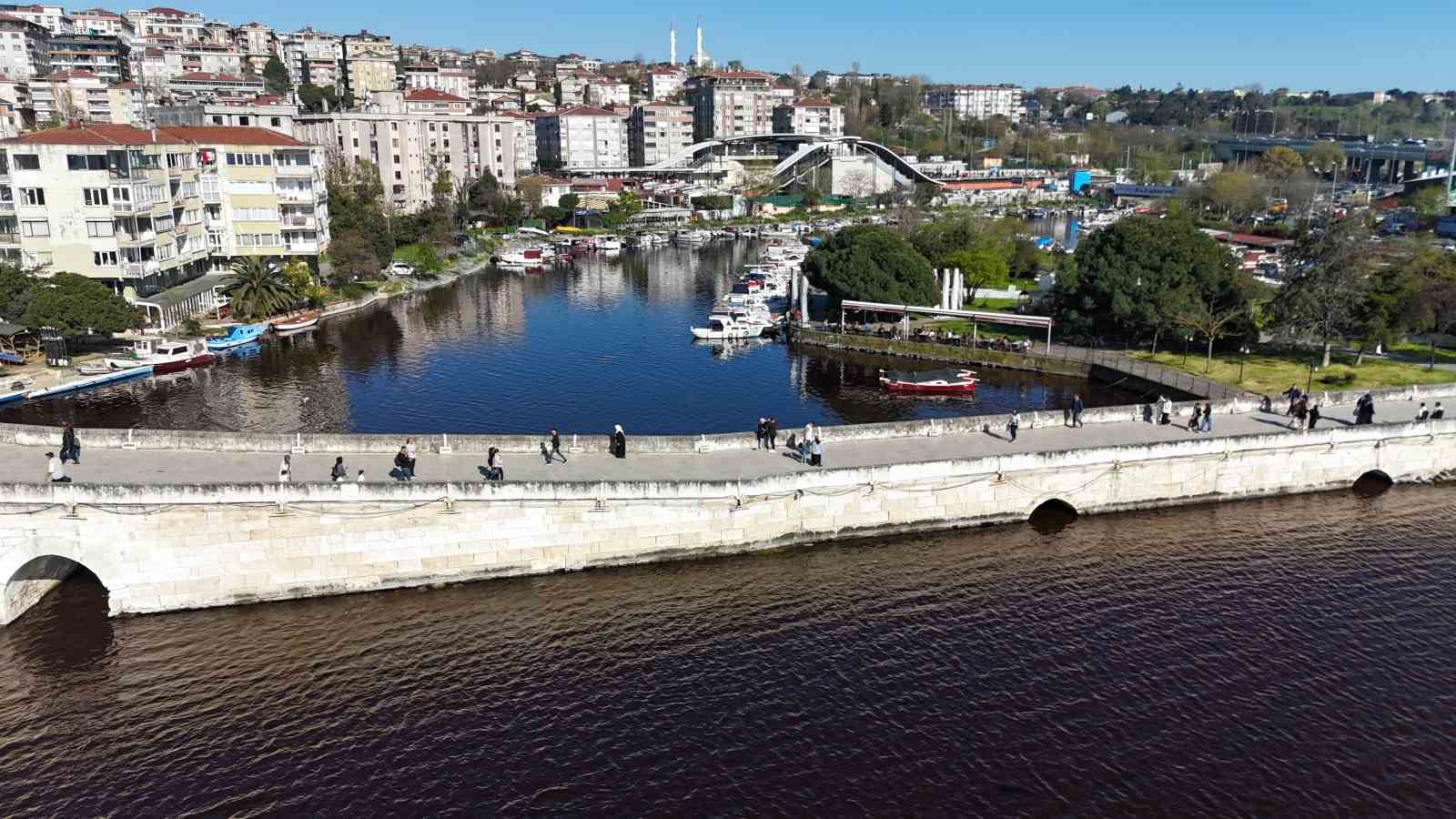 Küçükçekmece Gölü kırmızıya döndü
