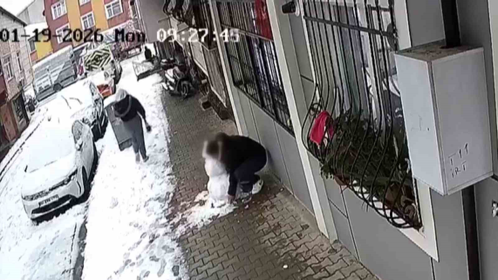 Küçükçekmece’de çocukların yaptığı kardan adamı götürdü
