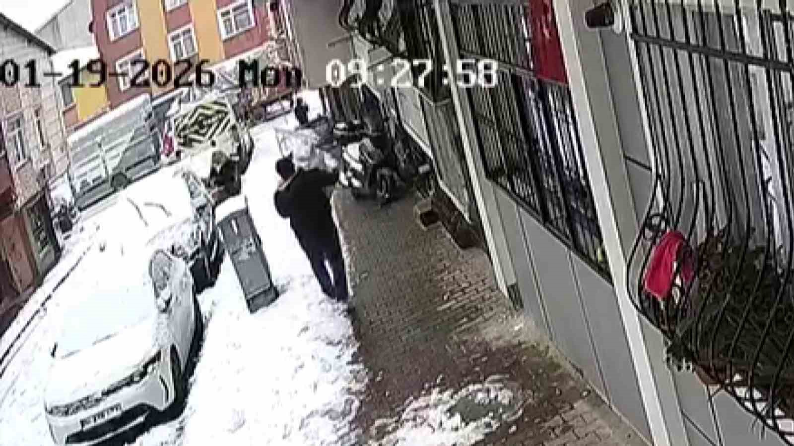 Küçükçekmece’de çocukların yaptığı kardan adamı götürdü
