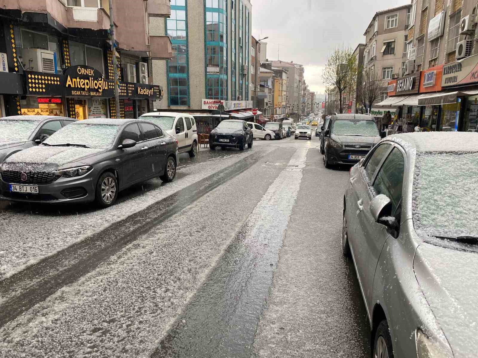 Küçükçekmece’de dolu yağışı etkili oldu, ortalık beyaza büründü
