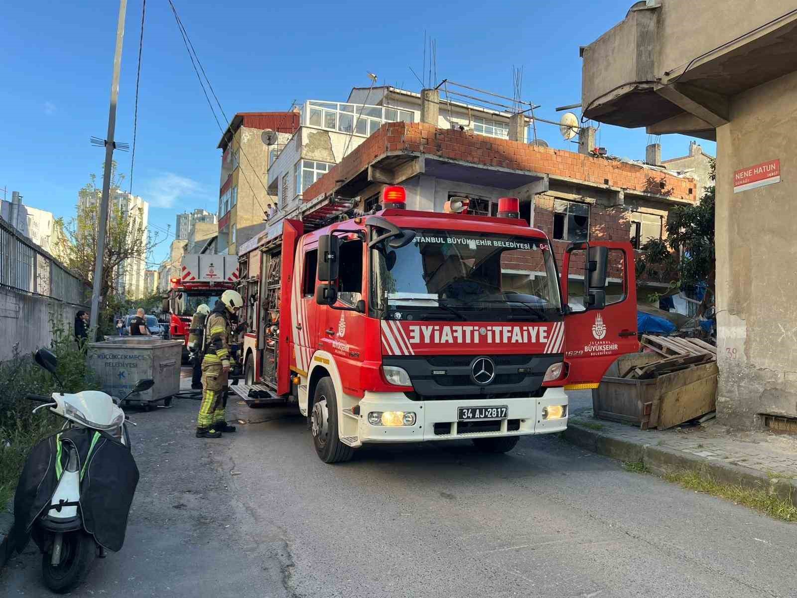 Küçükçekmece’de iki katlı binada çıkan yangın söndürüldü
