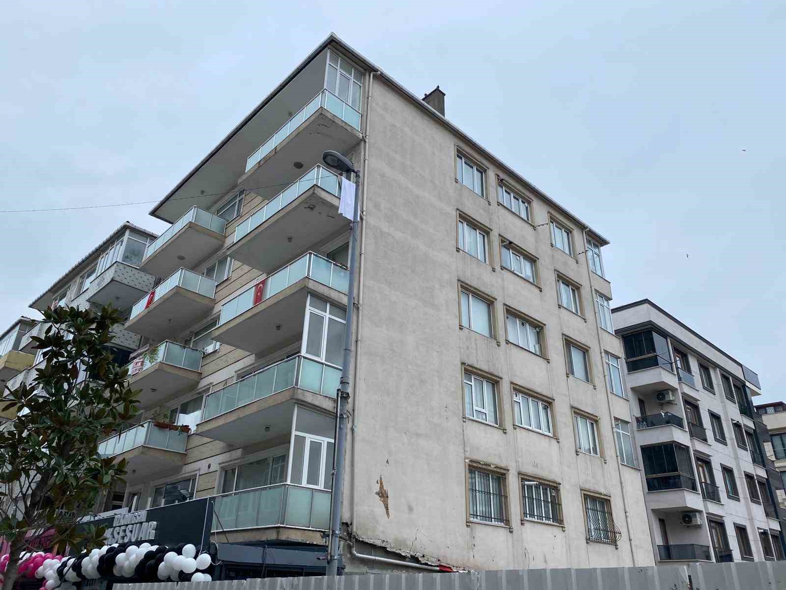 Küçükçekmece’de istinat duvarı çöktü: 6 katlı bina tahliye edildi
