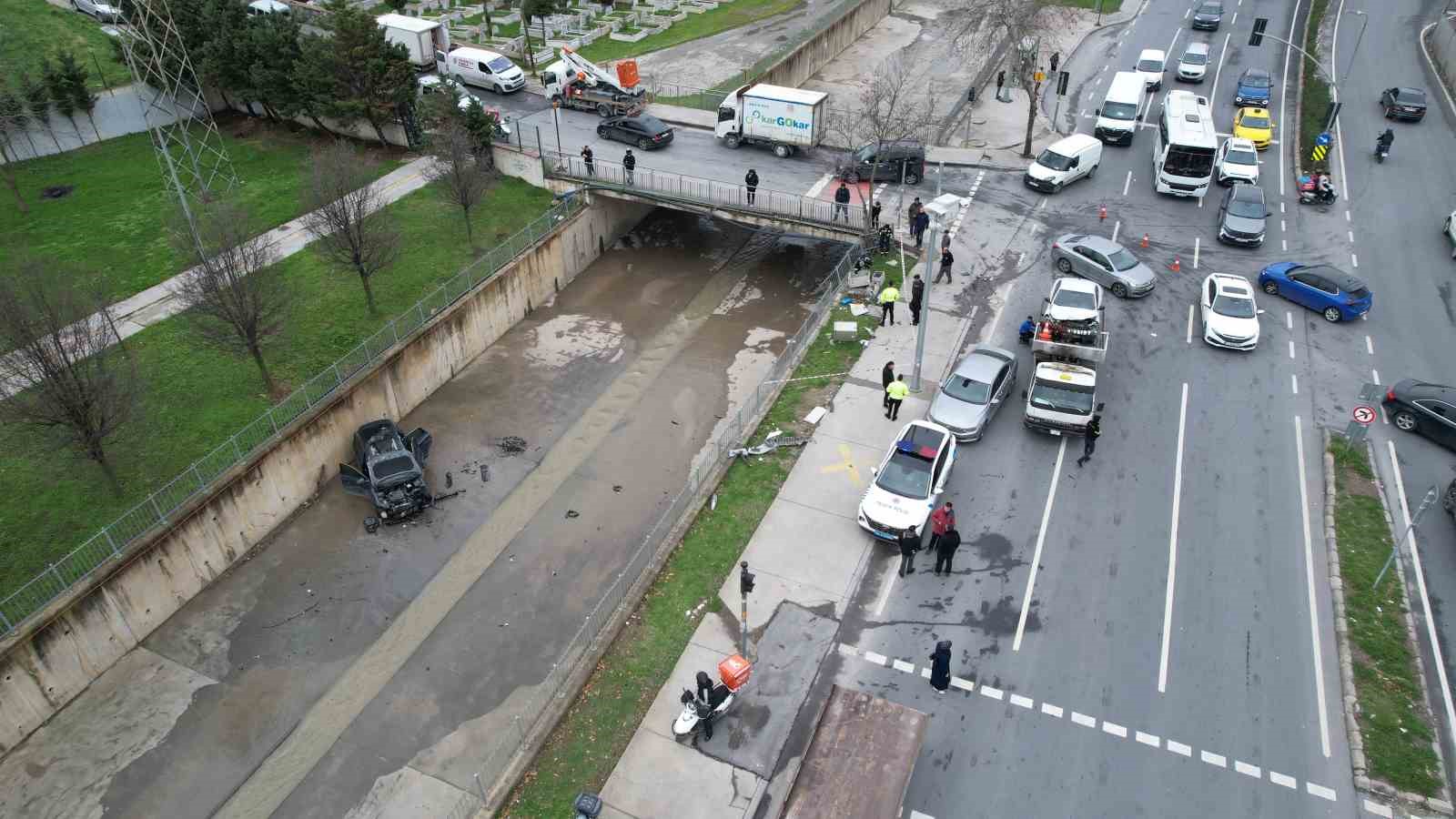 Küçükçekmece’de kazaya karışan araç, dereye uçtu
