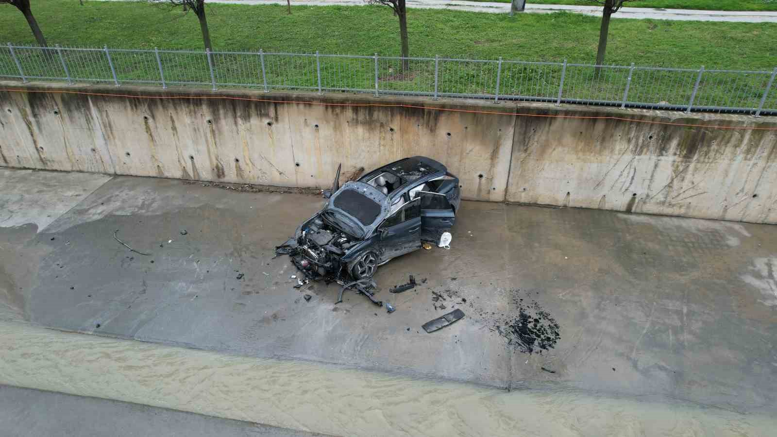 Küçükçekmece’de kazaya karışan araç, dereye uçtu
