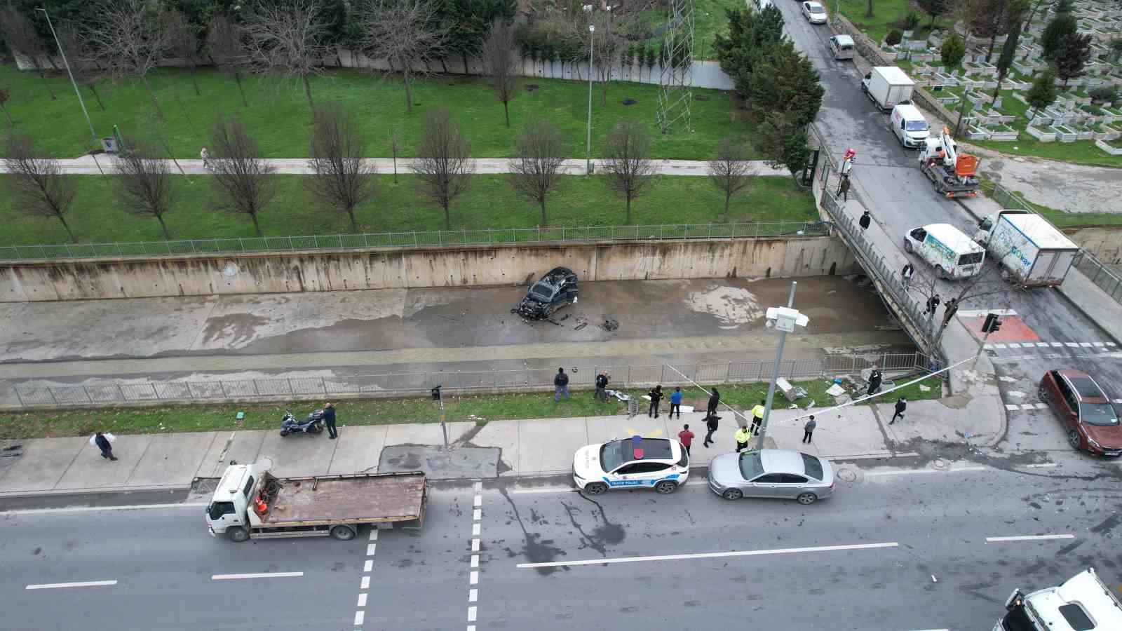Küçükçekmece’de kazaya karışan araç, dereye uçtu
