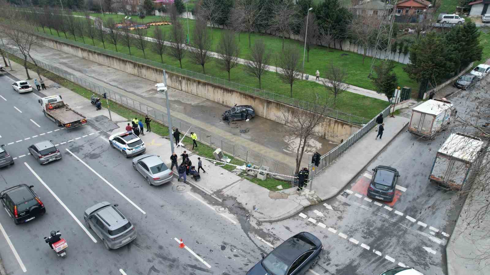 Küçükçekmece’de kazaya karışan araç, dereye uçtu
