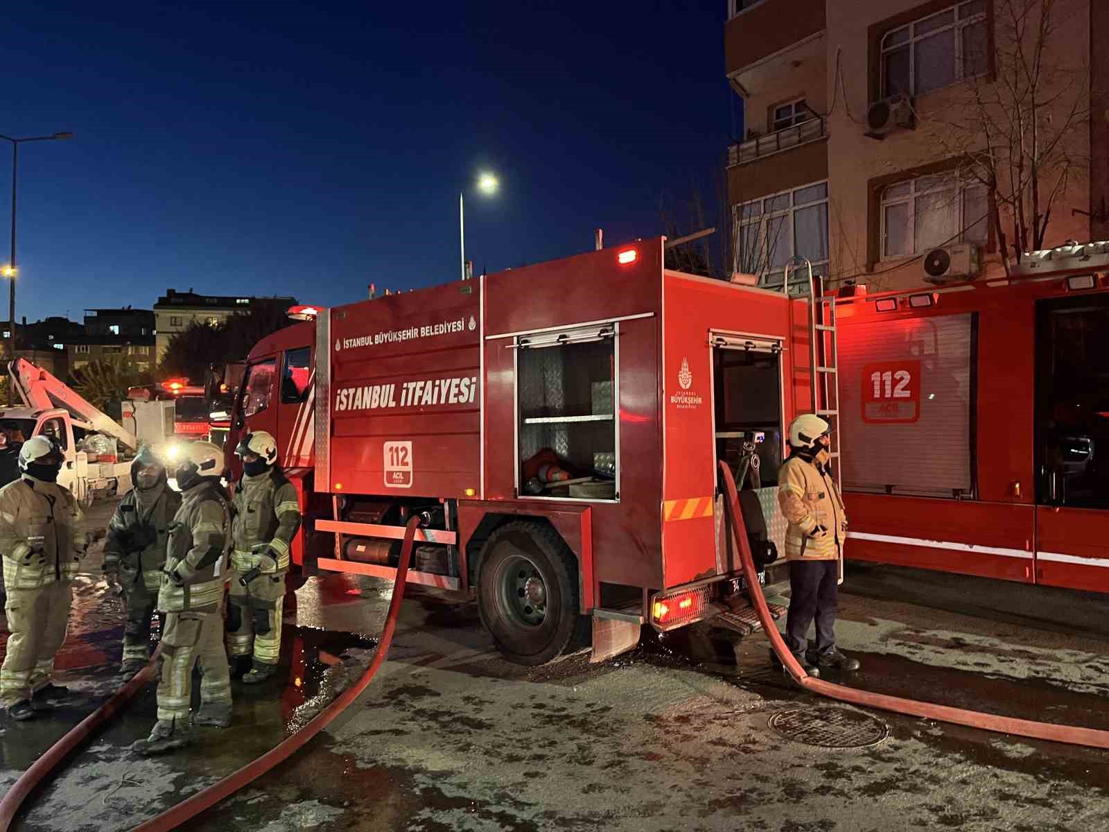 Küçükçekmece’de kentsel dönüşümdeki binanın çatısında yangın
