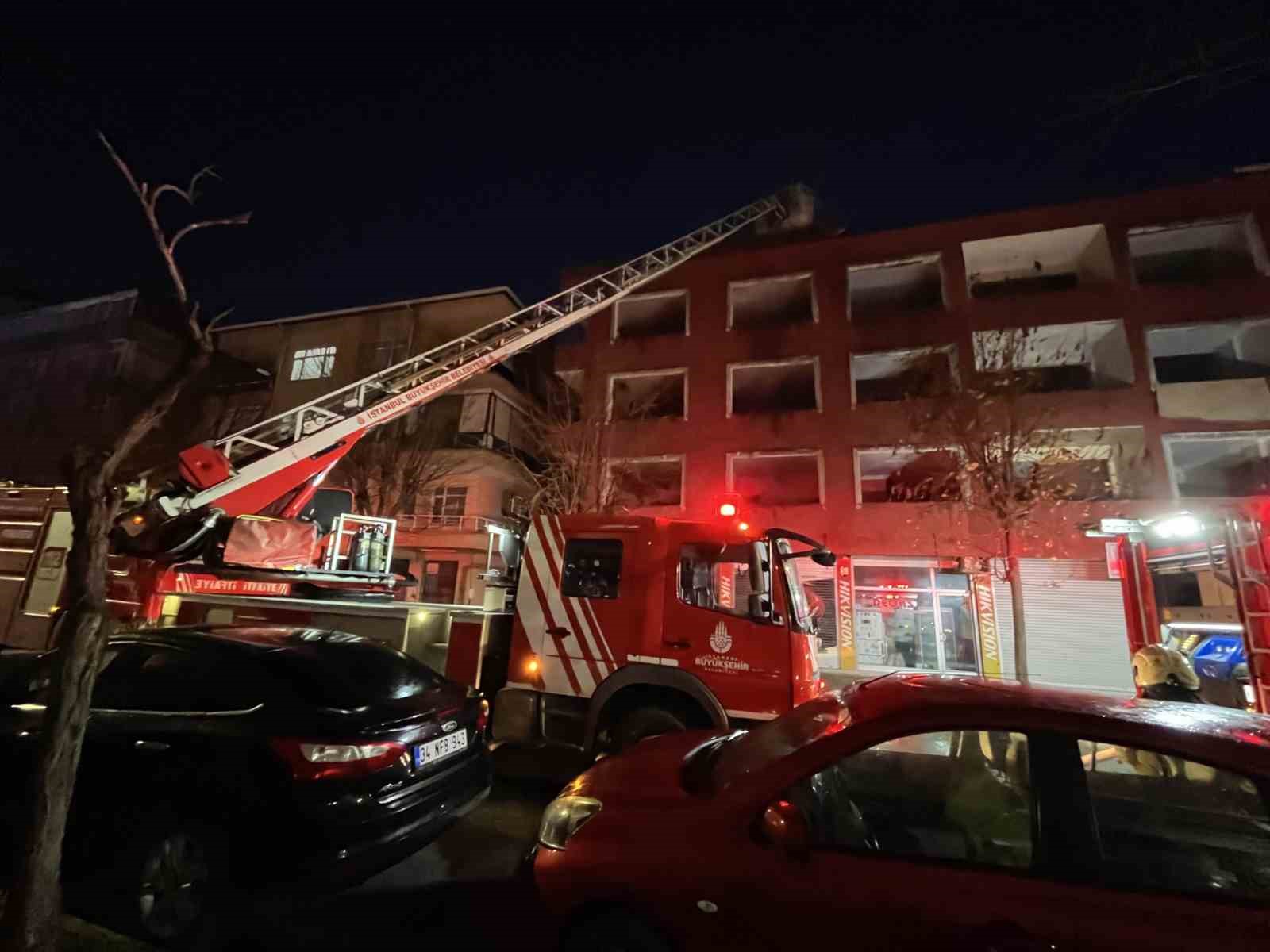 Küçükçekmece’de kentsel dönüşümdeki binanın çatısında yangın
