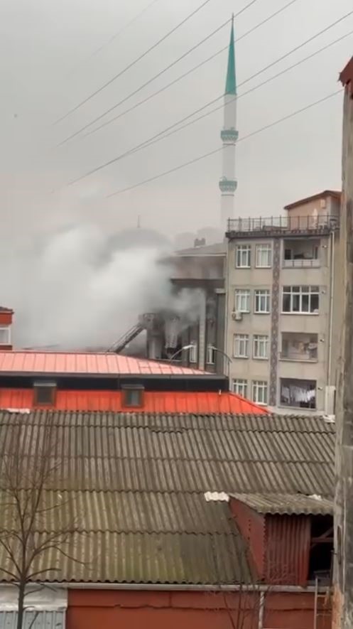 Küçükçekmece’de korkutan yangın: 5 kişi dumandan etkilendi

