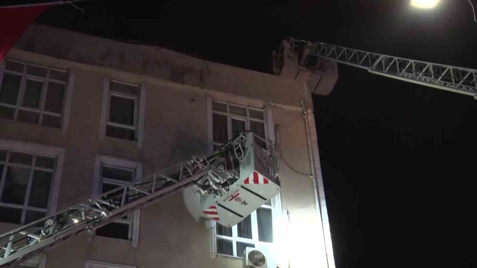 Küçükçekmece’de otel yangınında mahsur kalan iki kişi kurtarıldı
