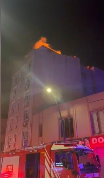 Küçükçekmece’de otel yangınında mahsur kalan iki kişi kurtarıldı
