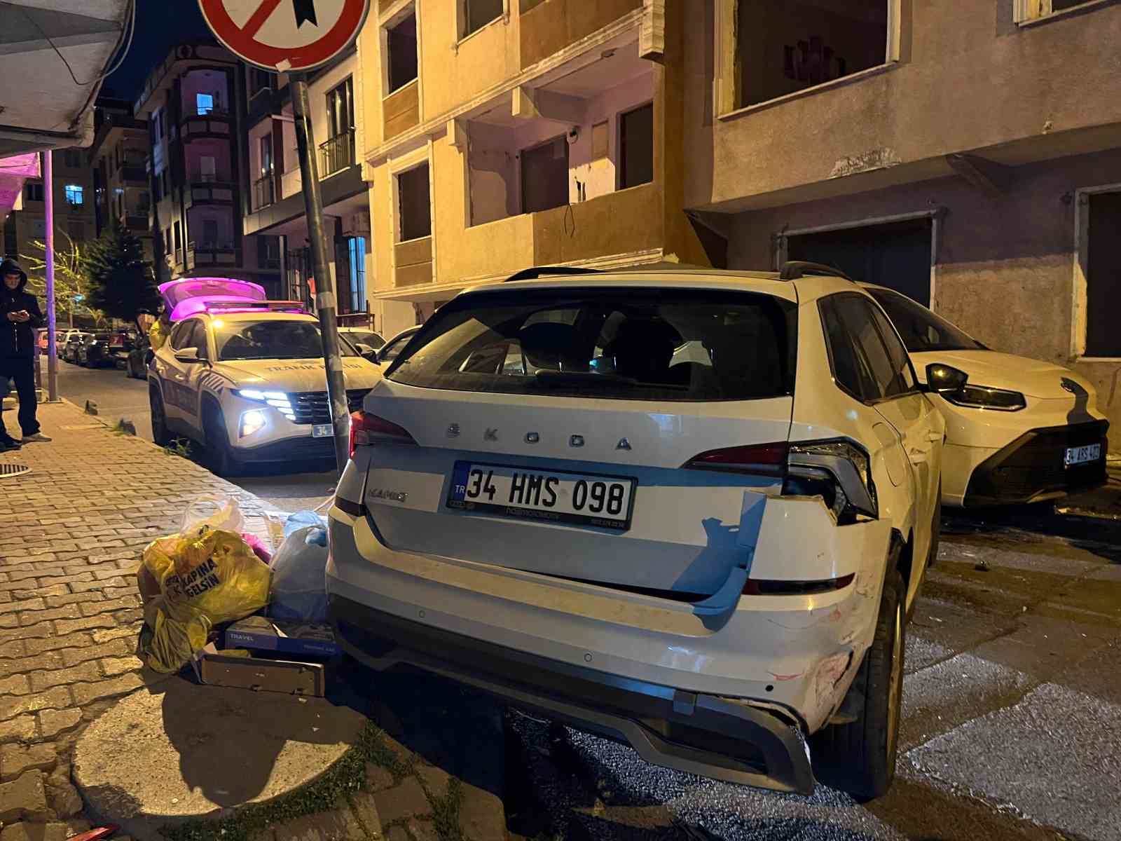Küçükçekmece’de polis ekiplerinden kaçmaya çalışan motosikletli şahıslar kaza yaptı
