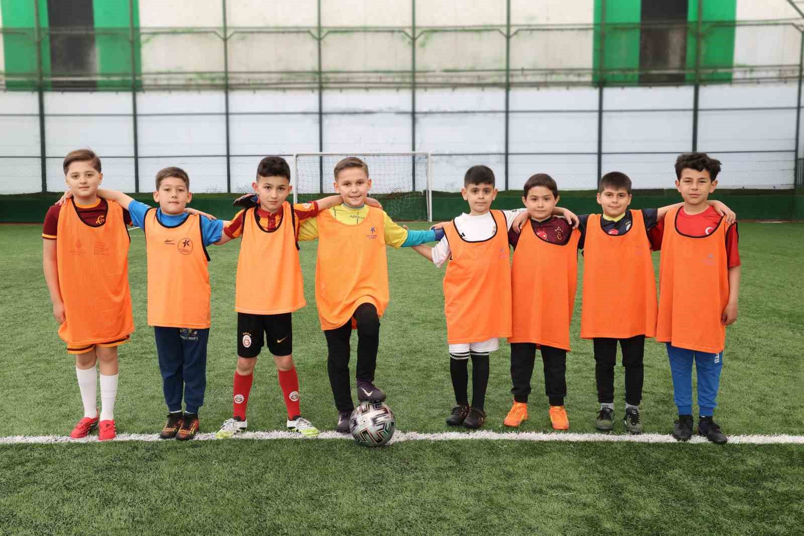 Küçükçekmece’de renkli maç: babalar ve oğulları futbol heyecanı yaşadı
