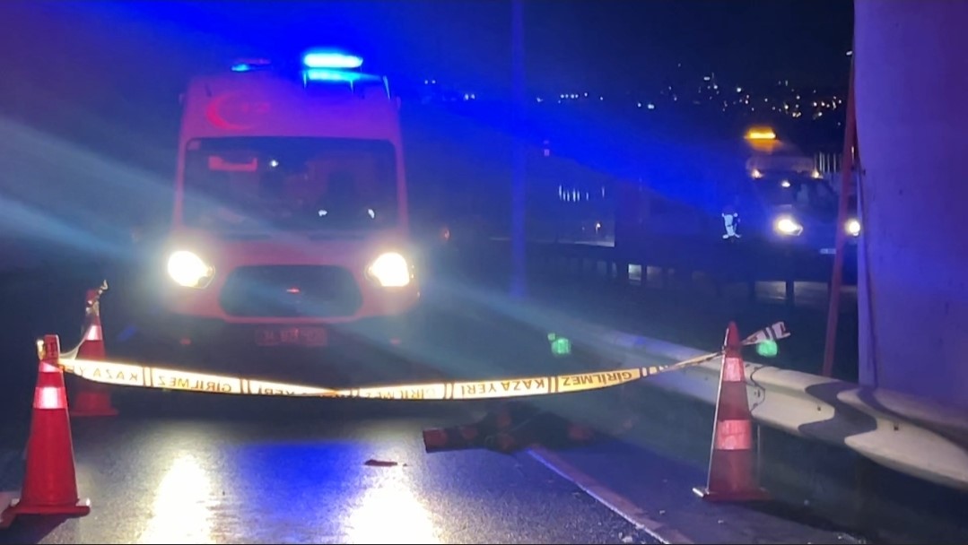 Küçükçekmece’de seyir halindeki motosiklet, temizlik aracının altına girdi: 2 ölü
