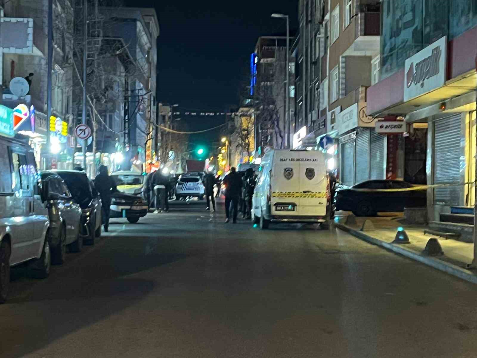 Küçükçekmece’de silahlı saldırı: 1’i ağır 3 yaralı
