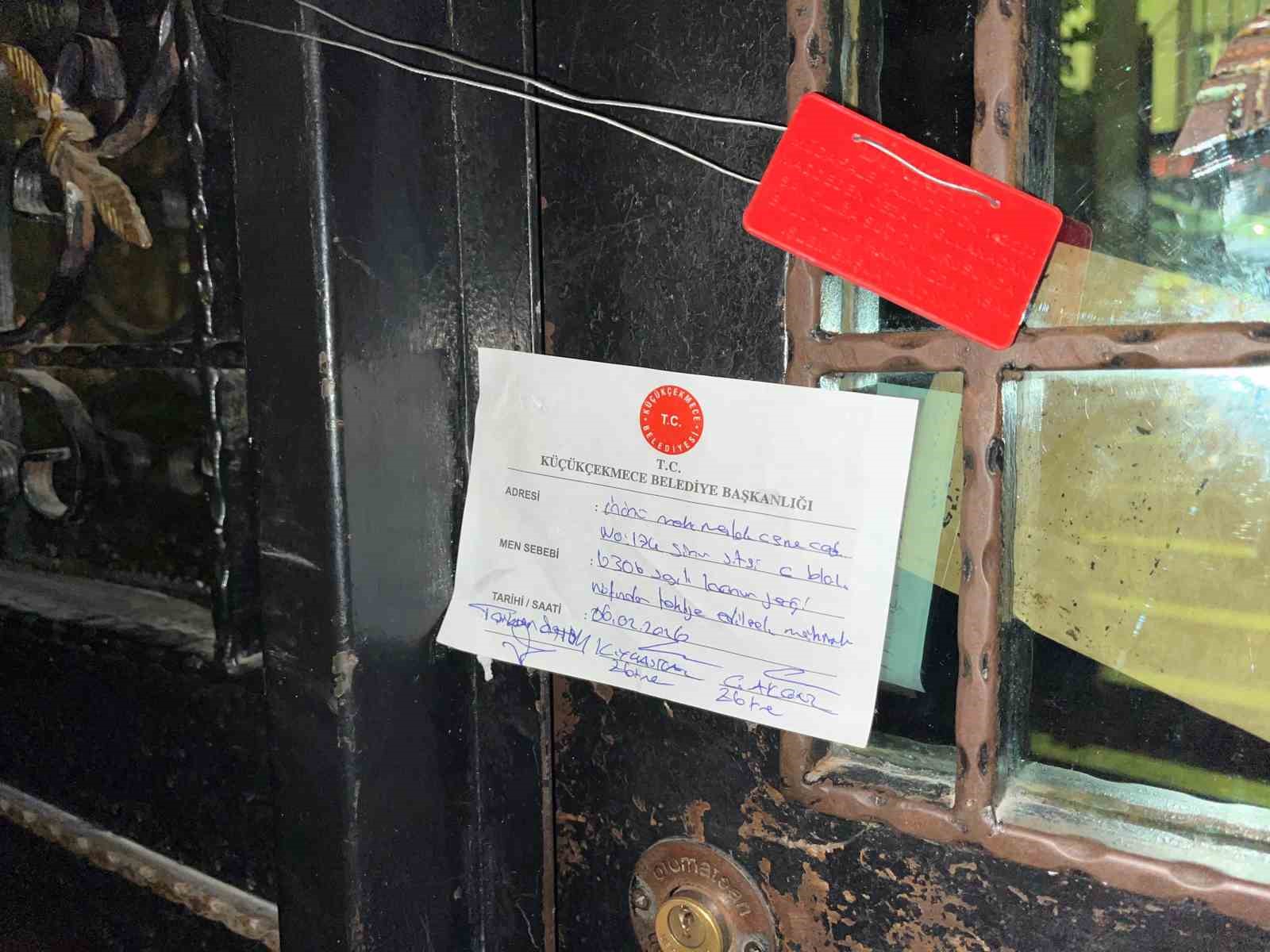 Küçükçekmece’de sitedeki 10 katlı riskli bina, mühürlenerek tahliye edildi
