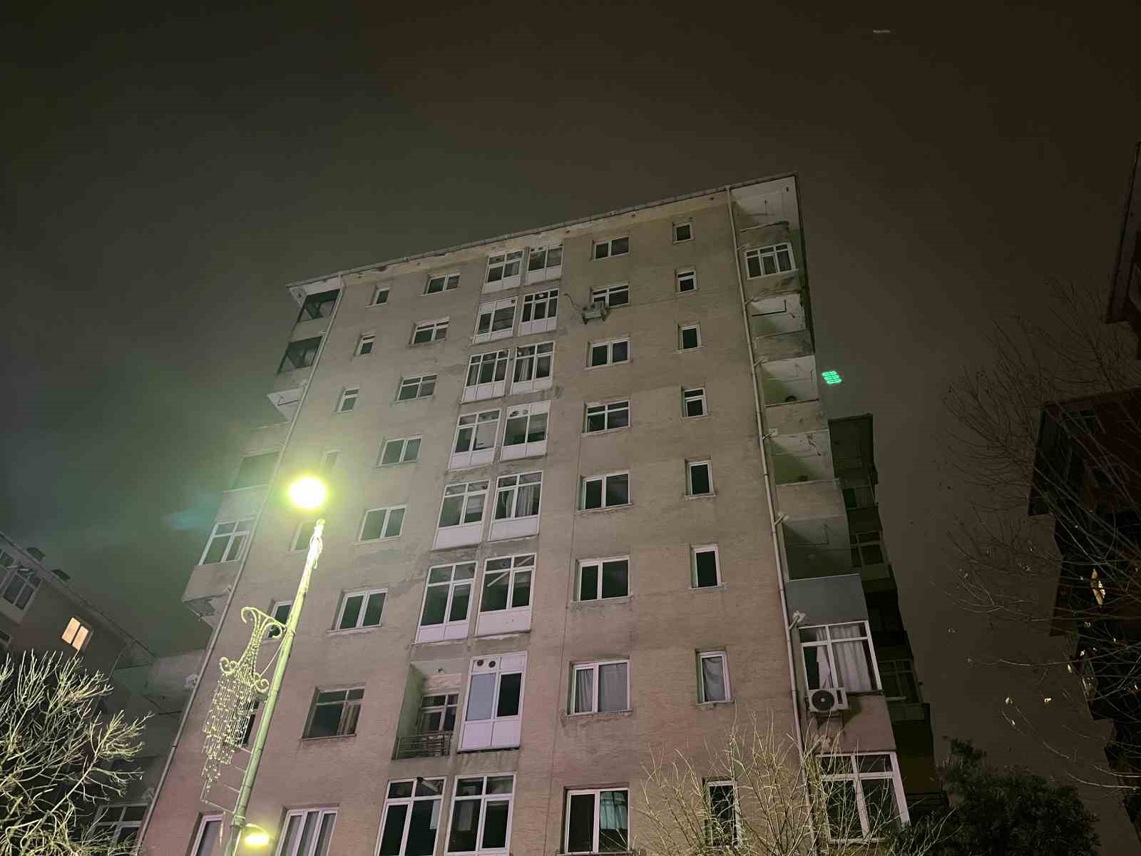 Küçükçekmece’de sitedeki 10 katlı riskli bina, mühürlenerek tahliye edildi
