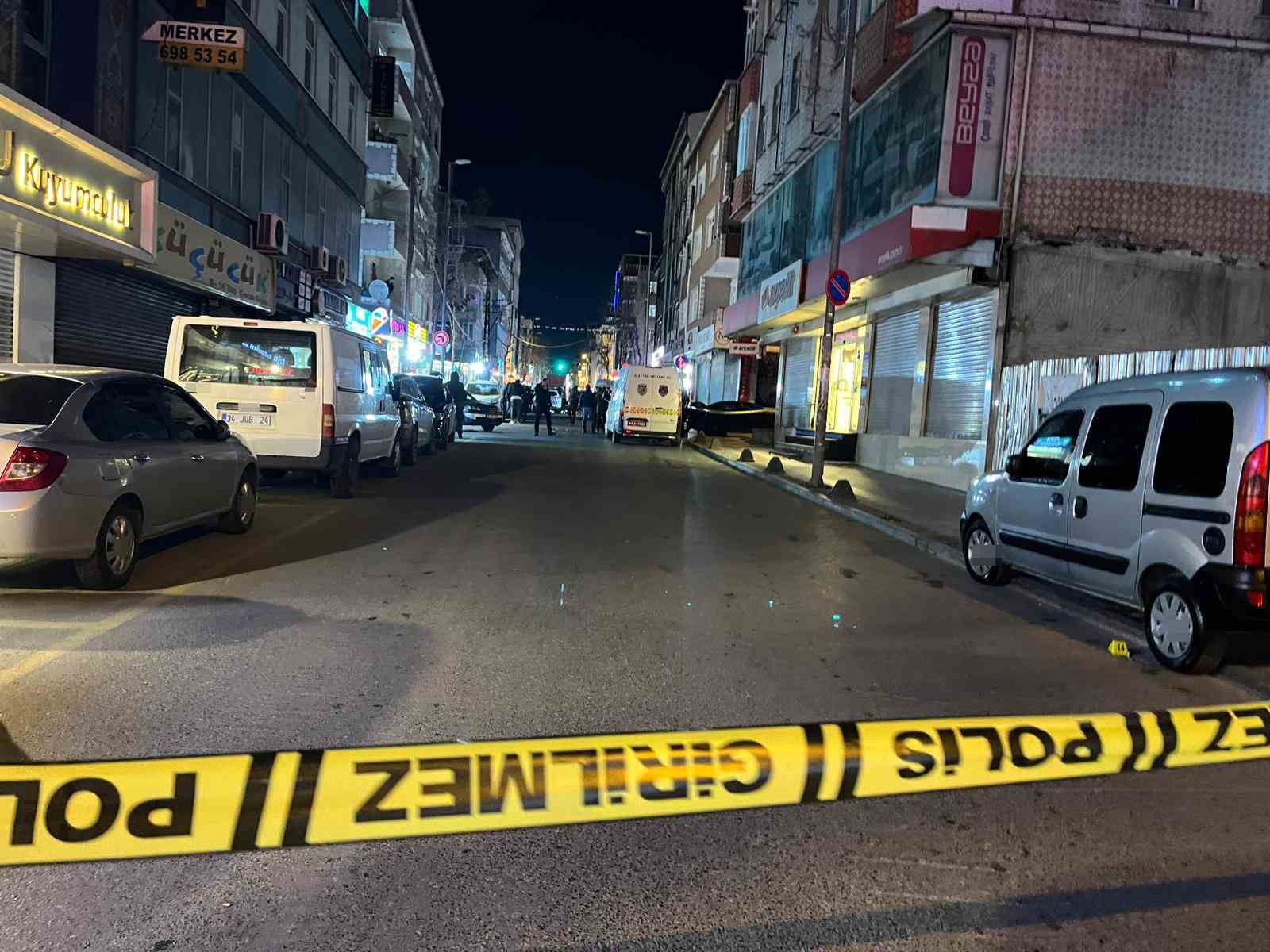 Küçükçekmece’de sokak ortasında silahlı saldırı: 2 ölü, 1 yaralı
