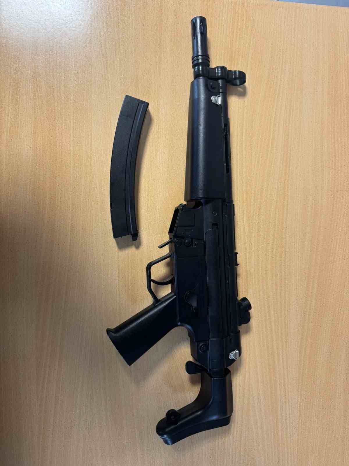 Küçükçekmece’de uzun namlulu silahla sokakta dolaşan 2 şahıs gözaltına alındı
