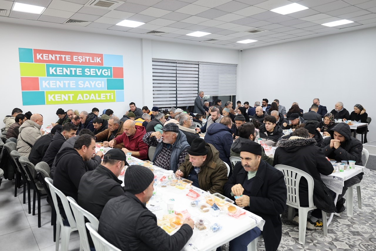 Küçükçekmeceliler, iftar sofralarında bereketi paylaşıyor
