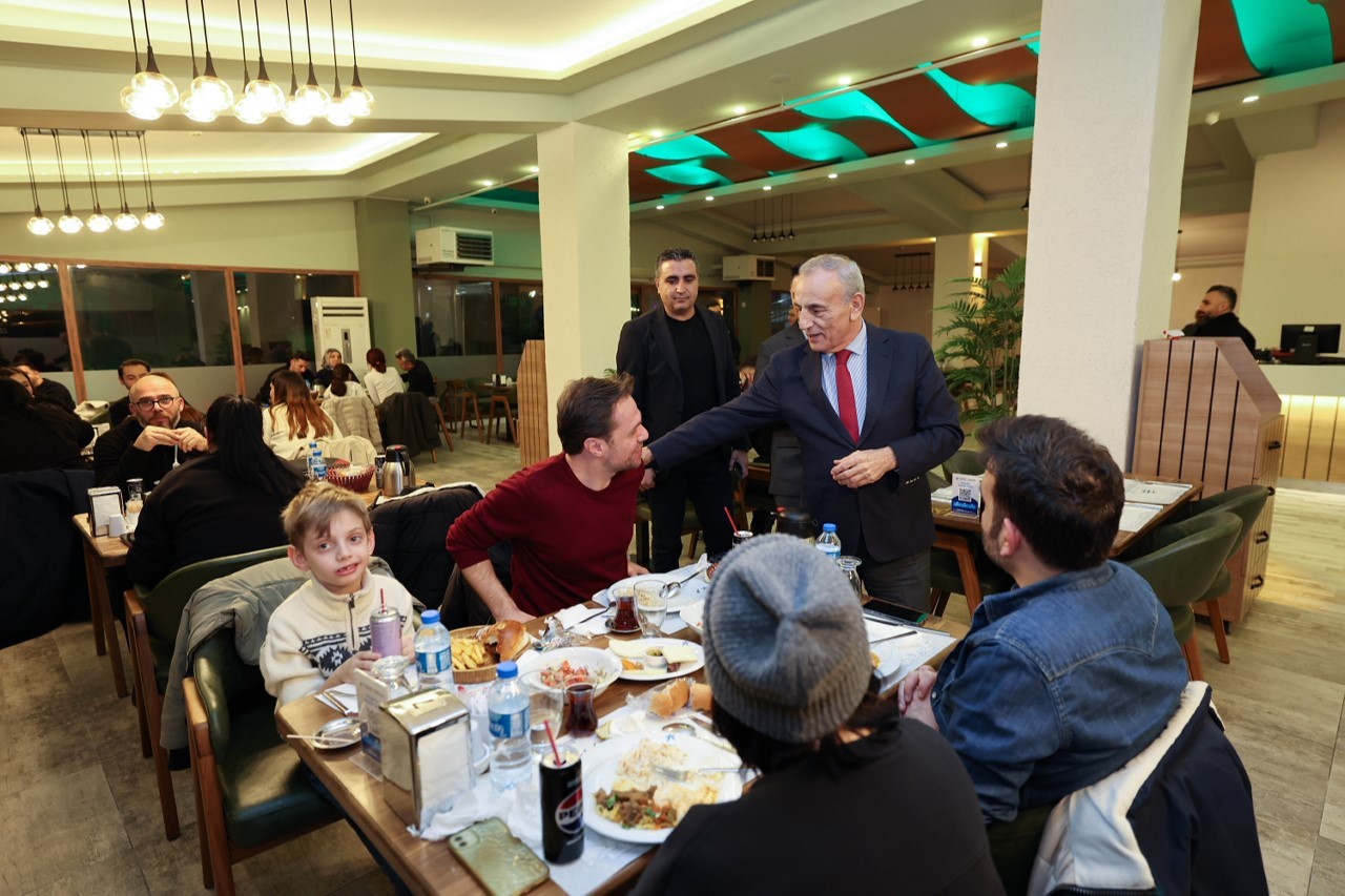Küçükçekmeceliler, iftar sofralarında bereketi paylaşıyor
