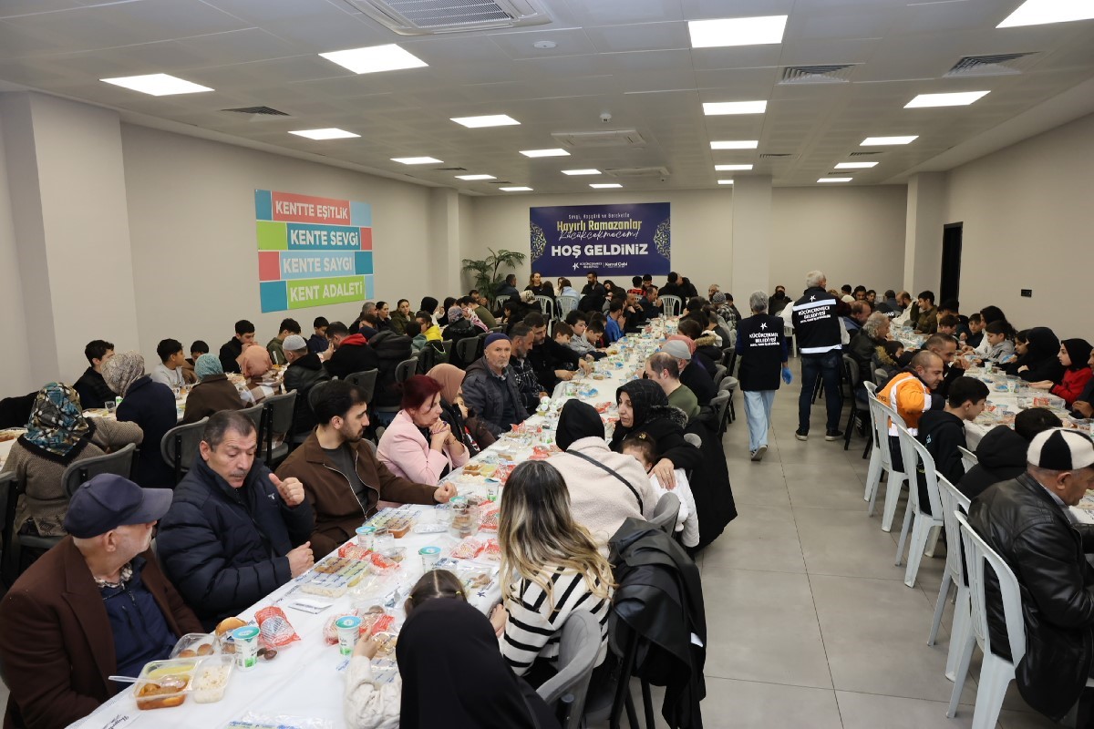 Küçükçekmeceliler, iftar sofralarında bereketi paylaşıyor
