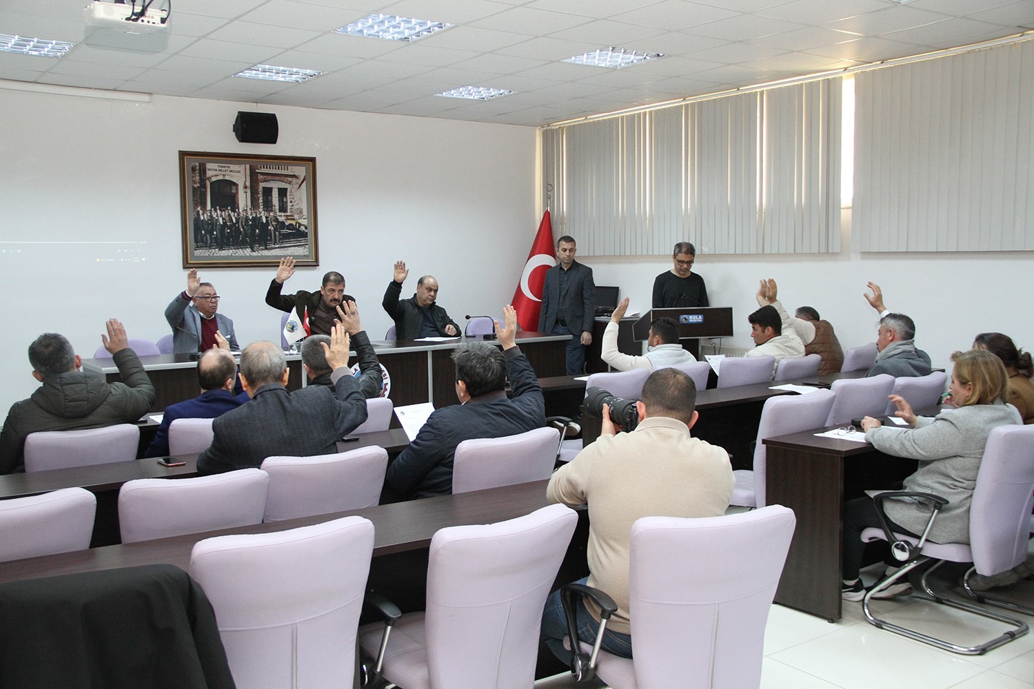 Kula Belediye Meclisi’nde gerginlik
