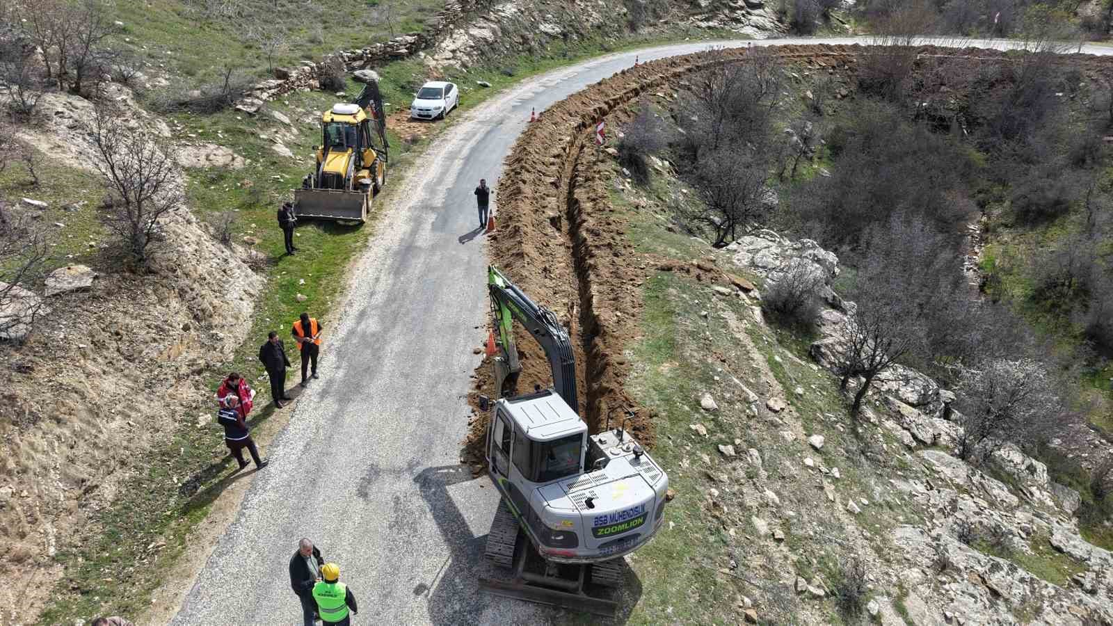Kula’da 10 yıllık taşıma su çilesi son buluyor
Kula’da 10 yıllık taşıma su çilesi son buluyor