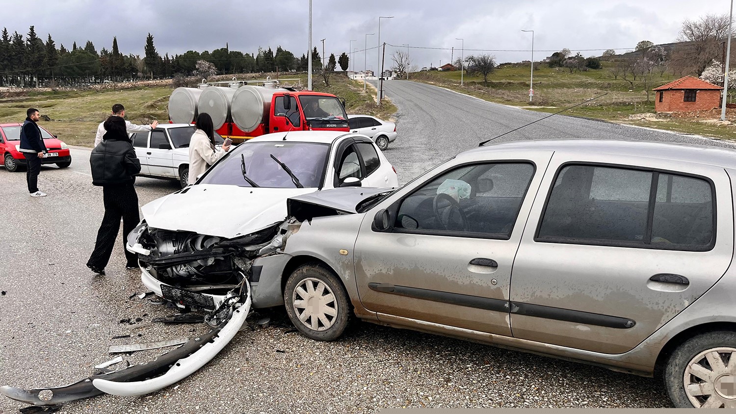 Kula’da yarım saat arayla iki kaza: 5 yaralı
