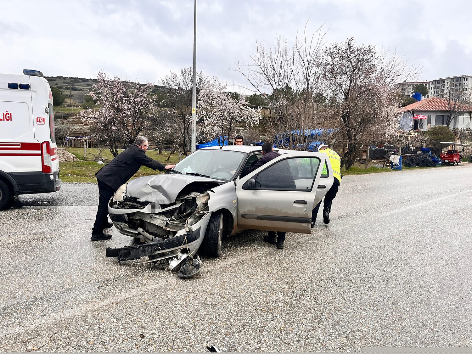 Kula’da yarım saat arayla iki kaza: 5 yaralı
