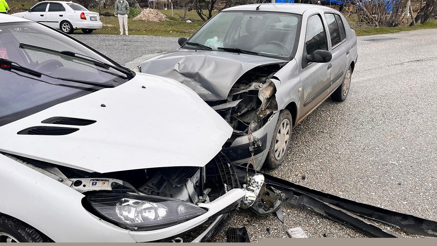 Kula’da yarım saat arayla iki kaza: 5 yaralı
