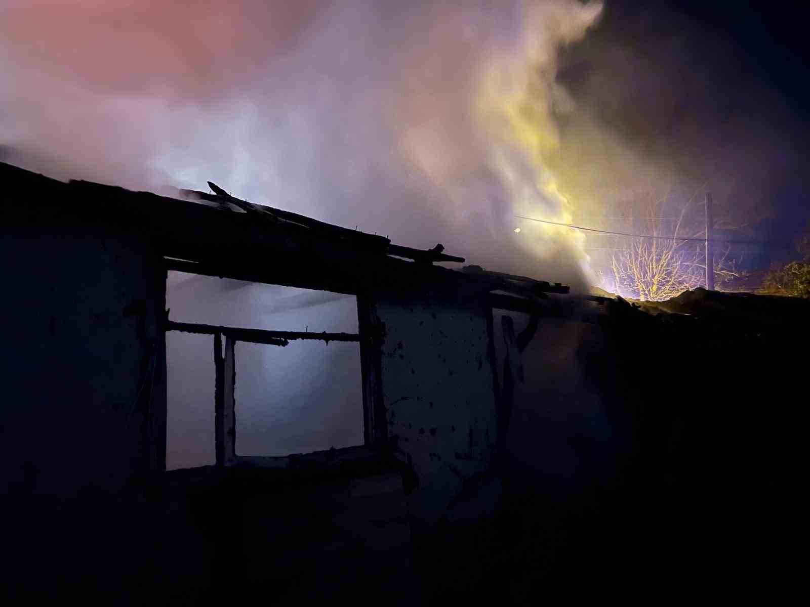 Kullanılmayan ev alev alev yandı
