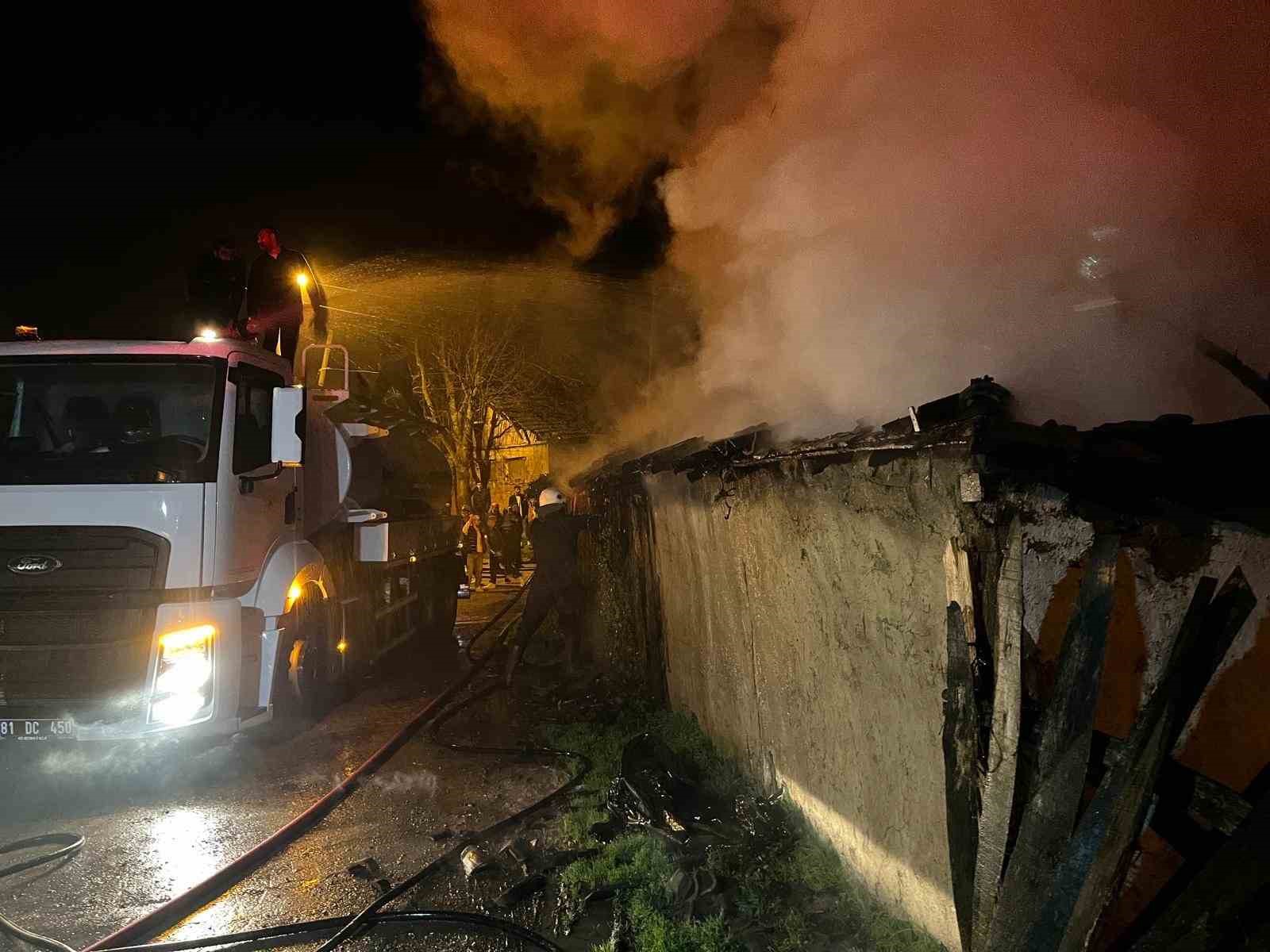 Kullanılmayan ev alev alev yandı
