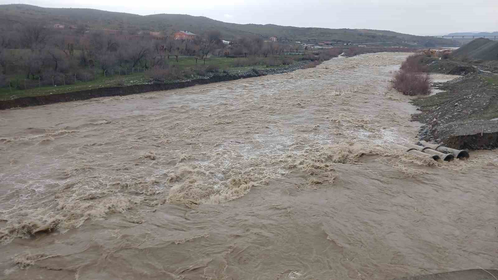 Kulp Çayı taştı: Yağış ve kar erimesiyle debi rekor seviyeye çıktı
